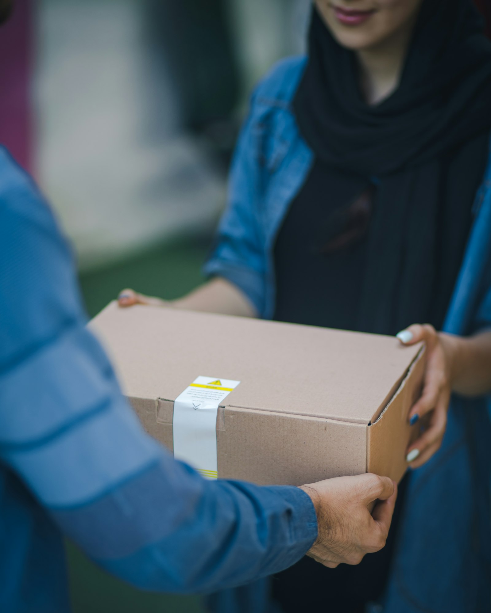Entrega de un paquete de BoxPost Logistics en Costa Rica